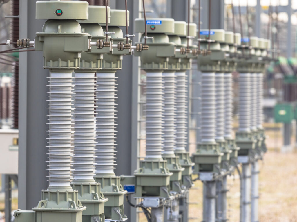 Isoladores modernos numa subestação eléctrica